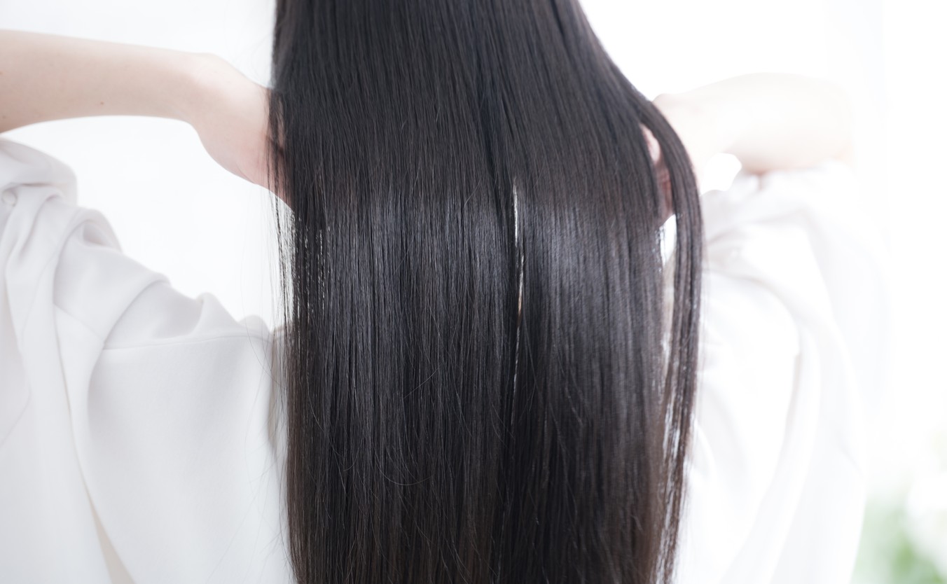 ダメージを抑えて仕上げた黒髪のロングヘア