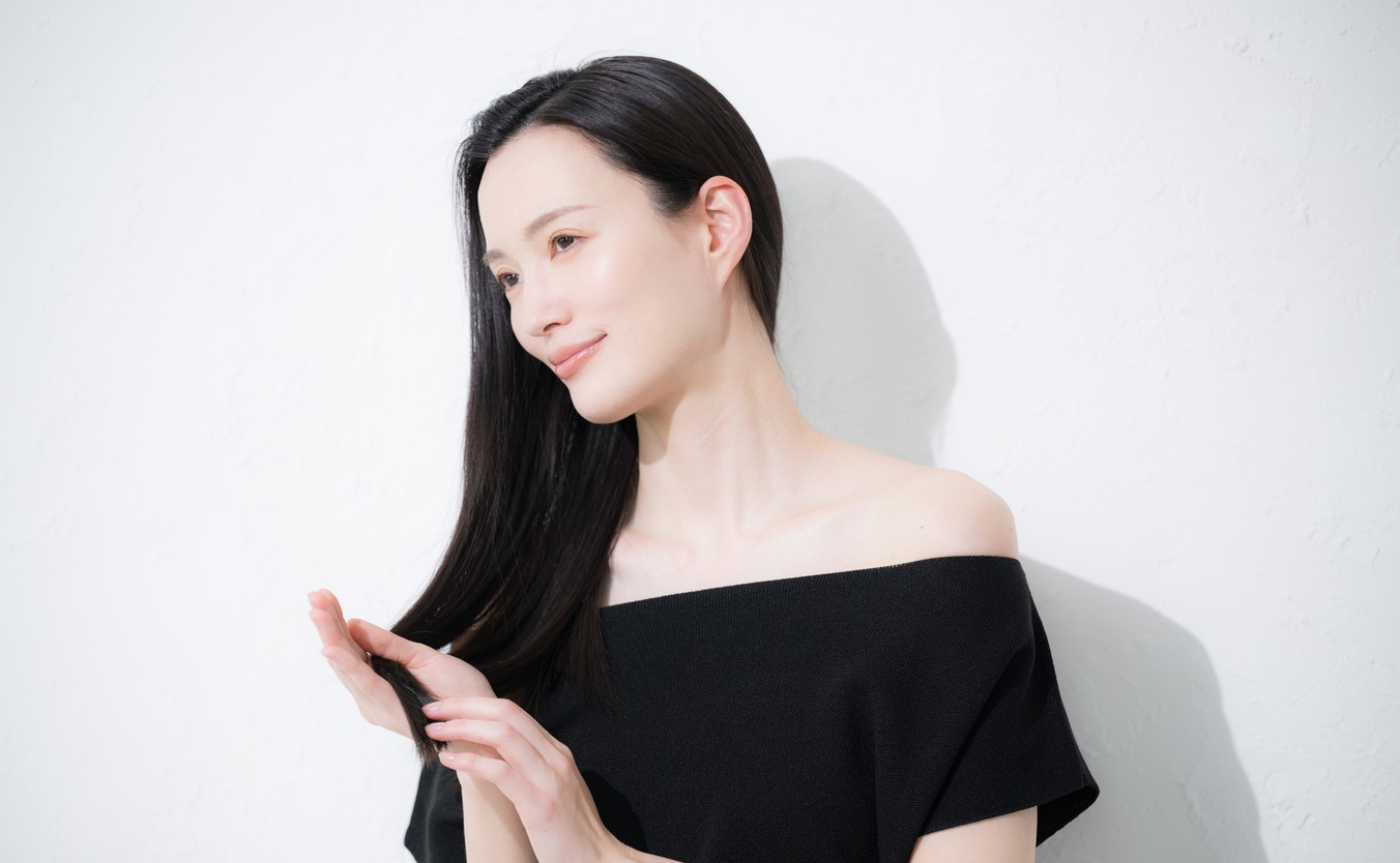 白髪をしっかり染め上げた美しい髪色の女性