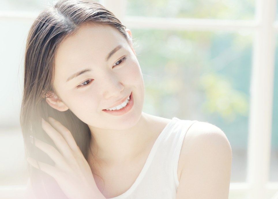 白髪染めを終えたツヤのある髪の女性