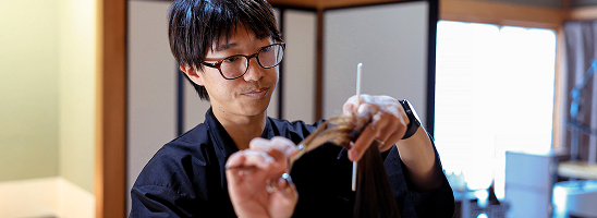 薬剤を塗布する施術の様子