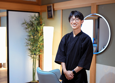 丸鏡と観葉植物のあるセット面