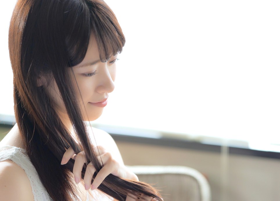 毛先までまとまった柔らかなストレートヘアの女性